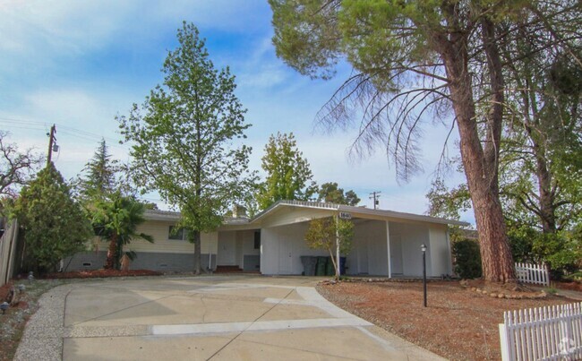 Building Photo - 3 Bedroom Home in Beautiful Mary Lake