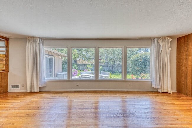 Photo - 1095 Laurel Ln