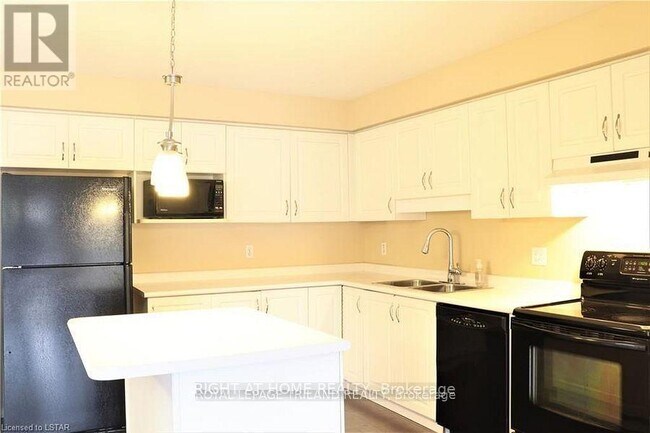 Photo - 709 Silversmith St