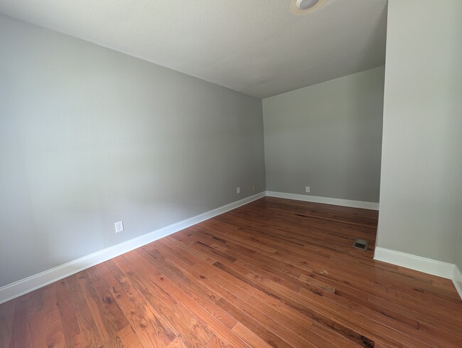Photo - 328 W 10th St