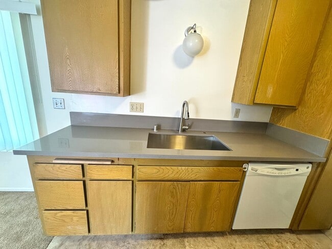 Photo - Upgraded Spacious and Bright Upstairs One Bedroom Unidad 609