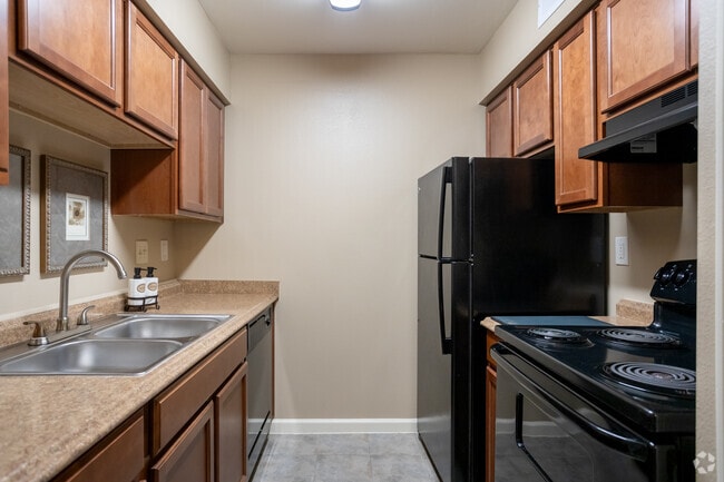 2BR, 2BA - 1,140SF