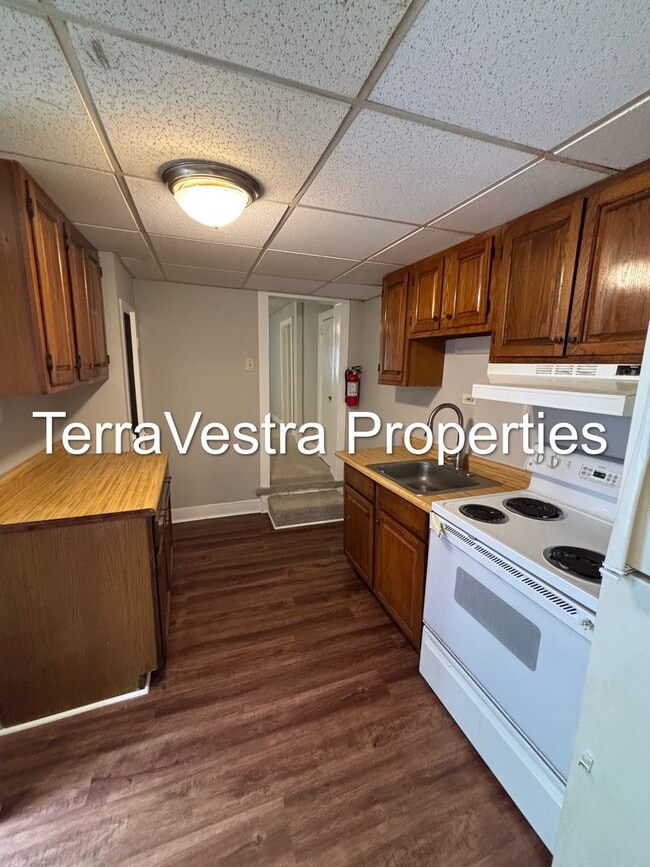 Building Photo - 366 Main St Unit Apartment C