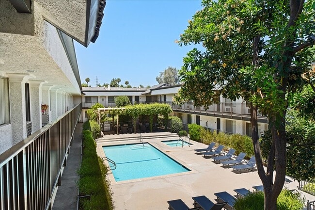 Gateway Tarzana Apartments