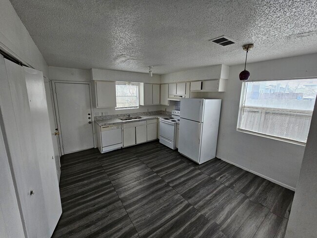 Photo - 8404 Riverstone Dr Unidad D Rental