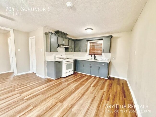 Photo - 704 E Schunior St