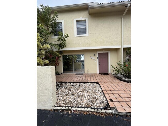 Building Photo - 4305 Coral Springs Dr Unit 2H Rental