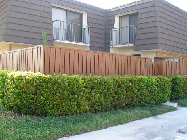 view front of townhome - 2030 20th Ct Casa Adosada