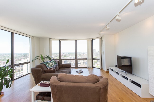 Photo - 2650 N Lakeview Ave Unit 2801