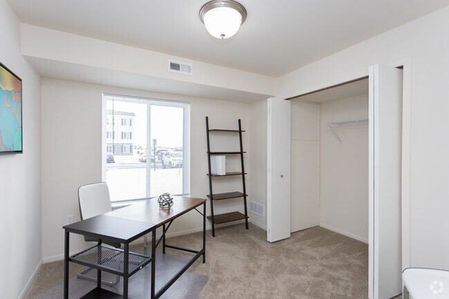 2BR, 1BA - 960 SF