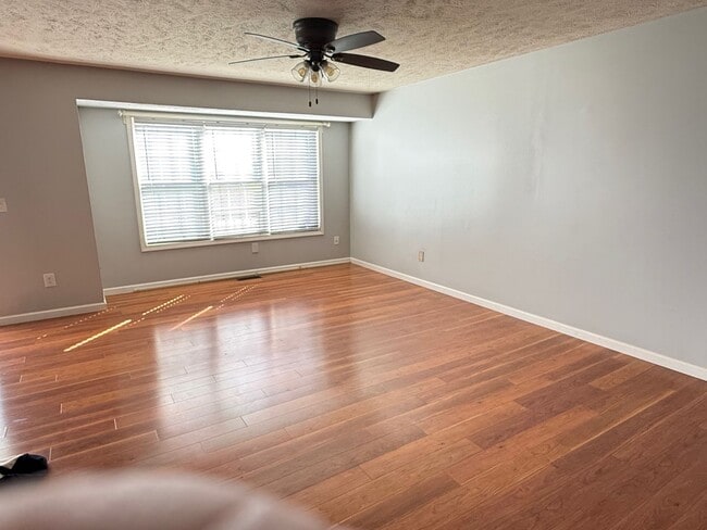 Building Photo - Beautifully decorated 3BR townhouse in Bloomington