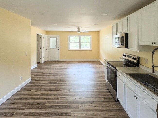 Open concept, Luxury Plank Flooring (LVP) - Fox Run Apartments - 963