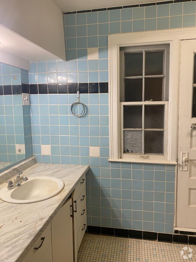 Building Photo - 512 E Tallmadge Ave Rental