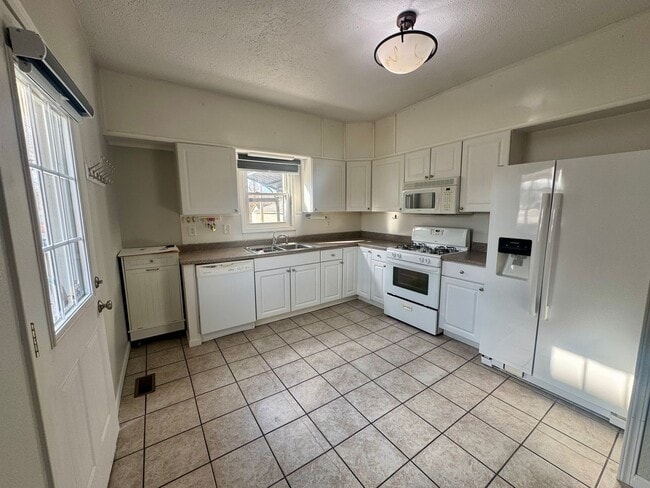 Building Photo - Newly Remodeled Southside 2B house with Garage