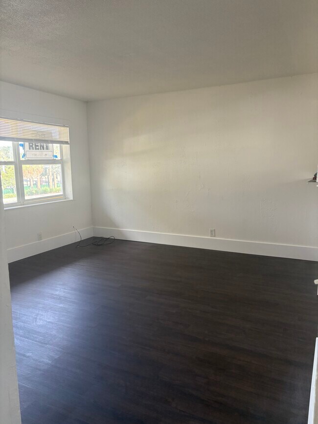 Suelos nuevos y baño reformado - 535 7th St Unidad 4