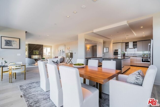 Building Photo - 2391 Roscomare Rd