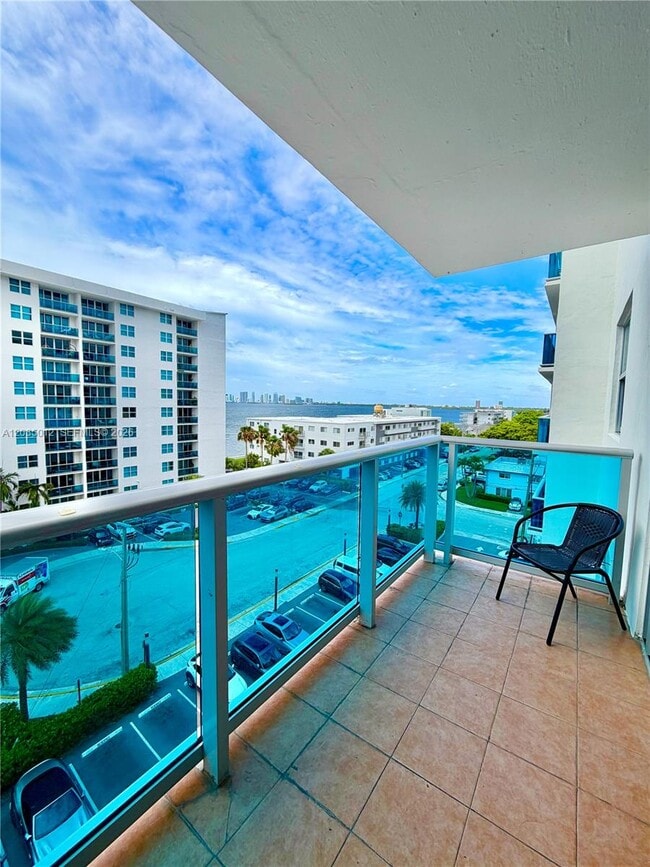 Building Photo - 7501 E Treasure Dr Unit 6T