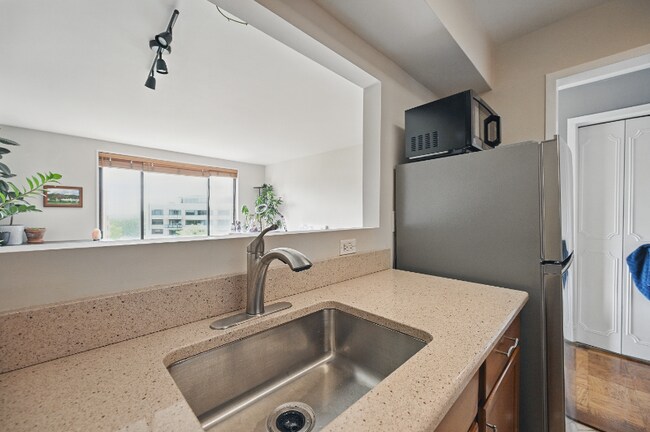 Photo - 2501 Calvert St NW Unidad 811