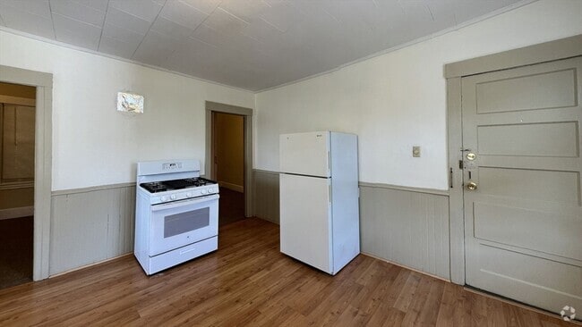 Building Photo - 4 Thenius St Unit 3 Rental