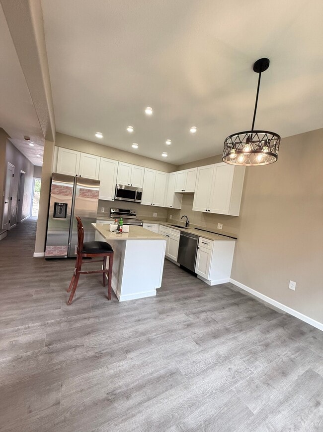 Photo - 440 Rosette Ln