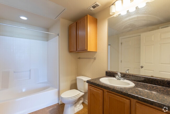 1BR, 1BA - 886 SF