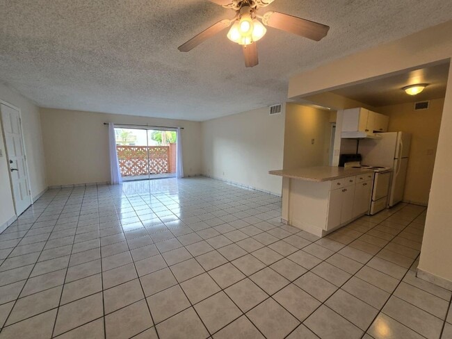 Building Photo - 11604 NW 29th St Unit 2c