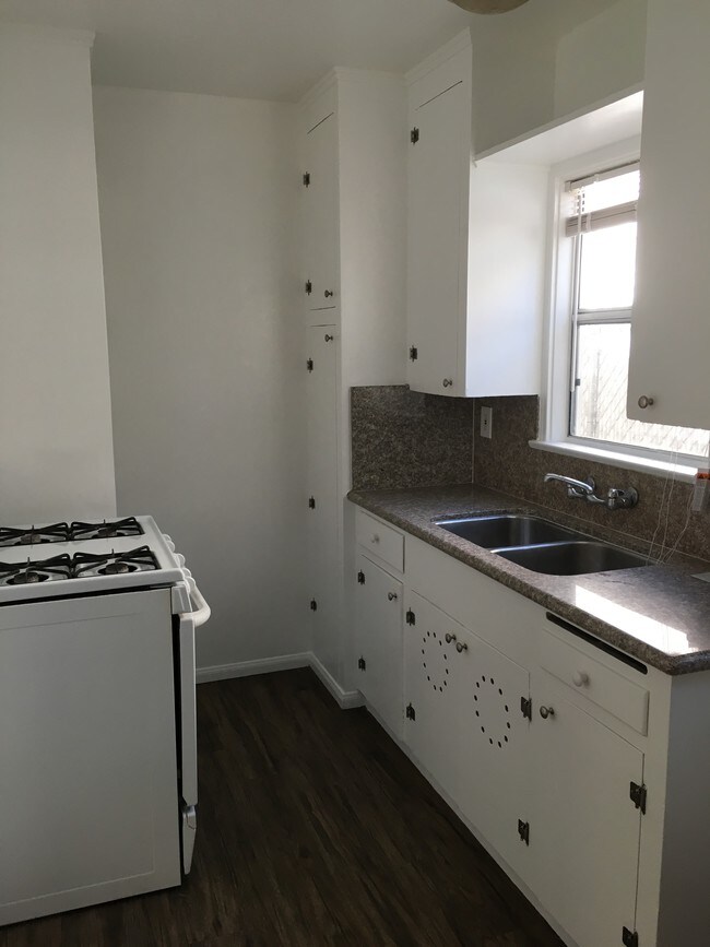 Kitchen - 10117 Haines Canyon Ave