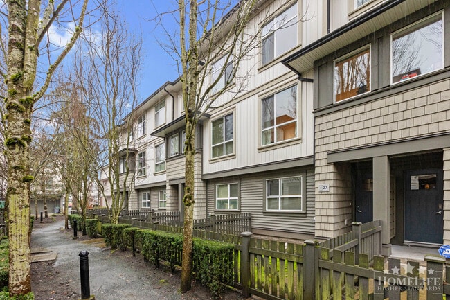 Building Photo - Comfortable 3 bed 2.5 bath Townhouse in the Heart of Fleetwood Unit 27