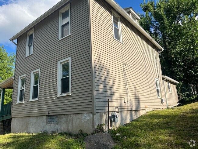 Building Photo - 919 W 10th St Rental