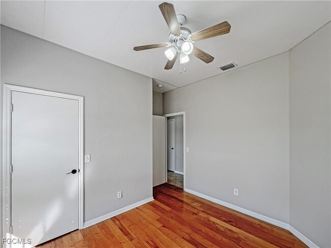 Building Photo - 906 Alfreda Ave