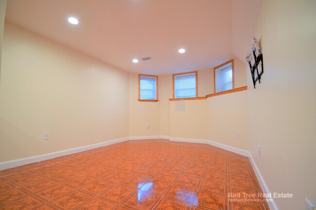 Photo - 55 Thatcher St