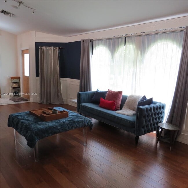 Photo - 542 N Cypress Dr