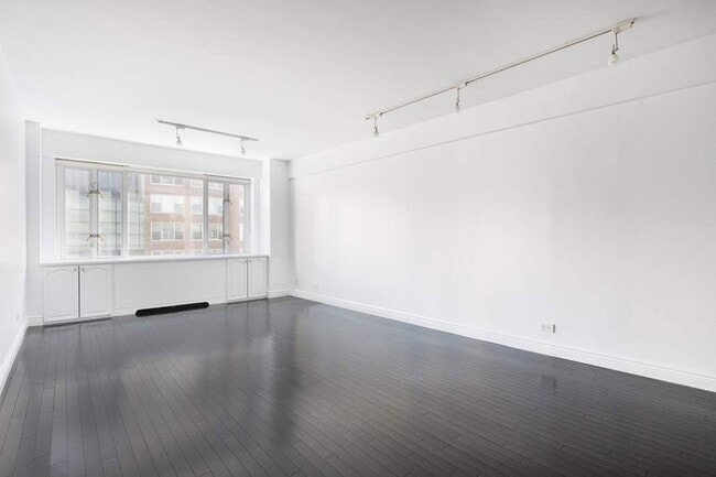 Building Photo - 166 E 63rd St Unit 7J Rental