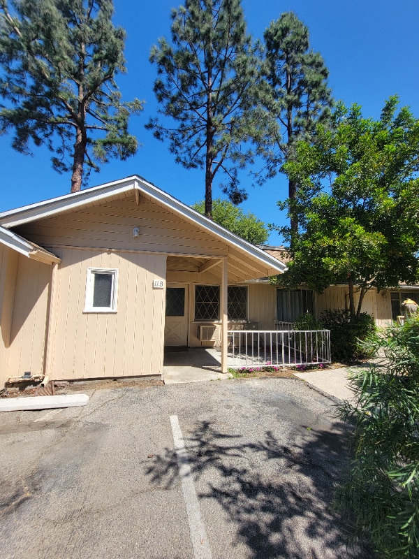 Building Photo - 13531 Wyandotte St Rental