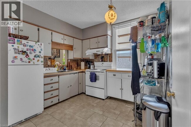 Photo - 93 Wharncliffe Rd N