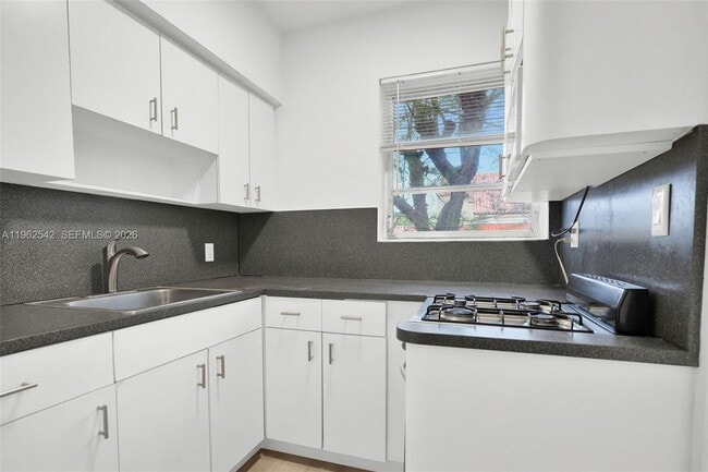 Building Photo - 4740 Pine Tree Dr Unit 28