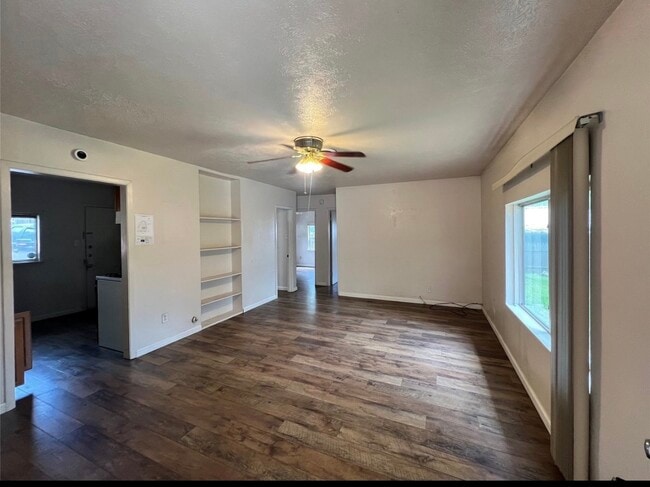 Photo - 600 Lake Dr