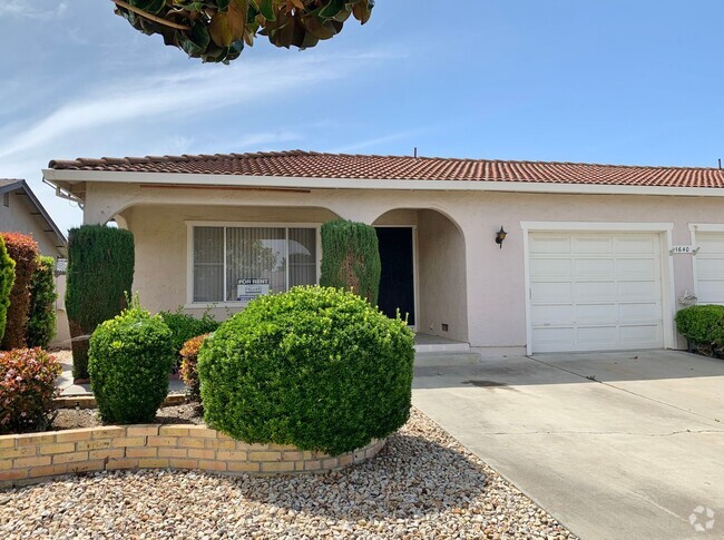 Building Photo - 1640 Clearview Dr Unit 1640 Clearview Drive  B Rental