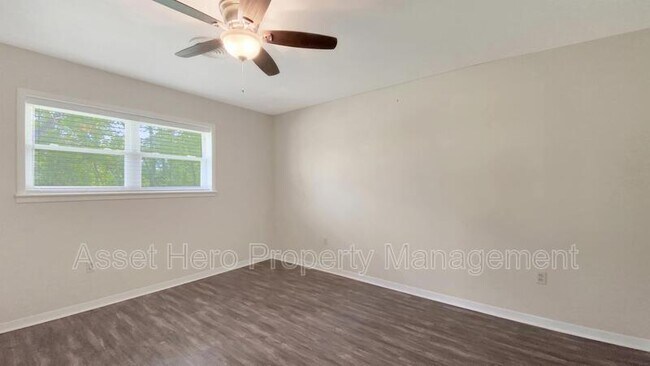 Photo - 205 Redmond Dr