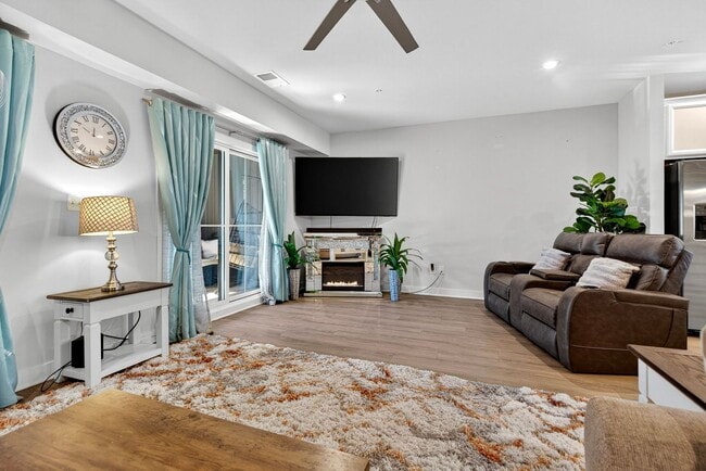 Photo - Luxurious 3 Bed 2.5 Bath Townhome In Beautiful Foster's Glen