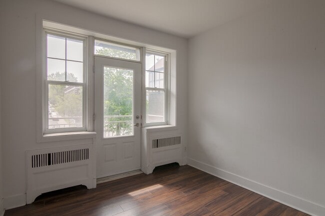 Photo - 4745 Chem. Queen Mary Unité 21