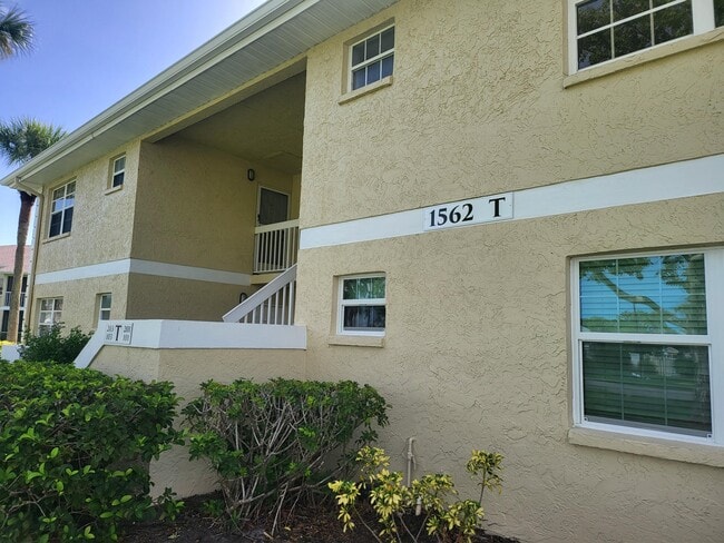 Building Photo - 1562 SE Royal Green Cir Unit 201