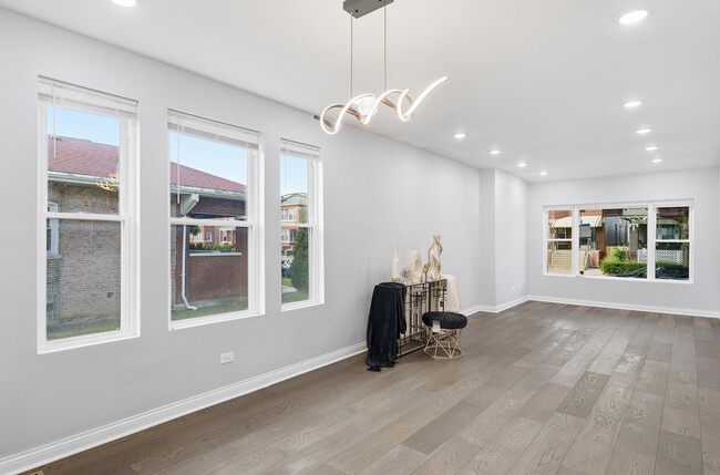 Photo - 7823 S May St