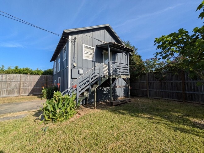 Photo - 722 Ave C