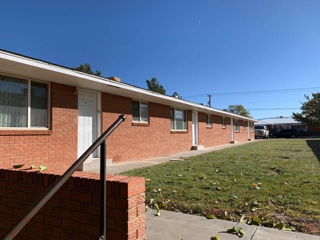 Building Photo - 3717 Alamogordo Dr NW Rental