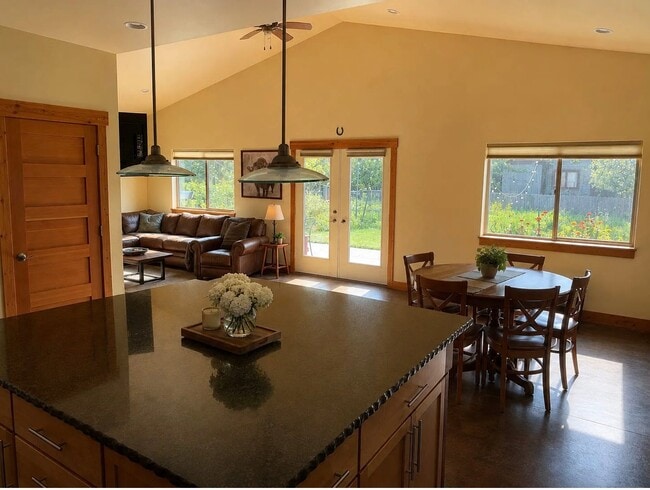 Photo - 728 Aspen Grove St