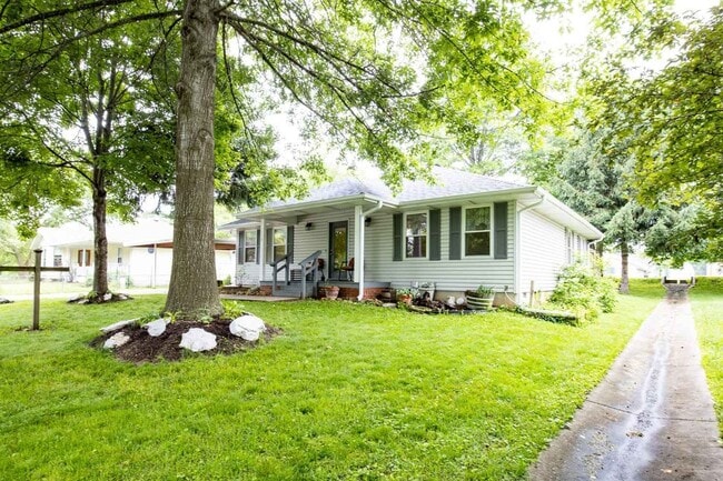 Building Photo - COMING SOON!! Quaint 3 bedroom home! If yo...
