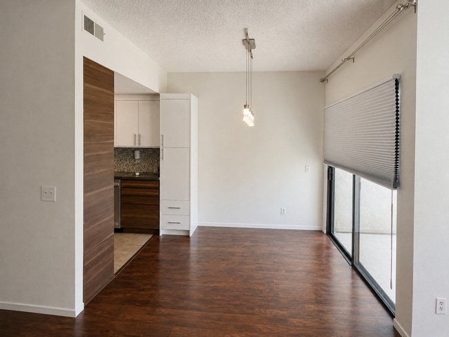 Photo - 17914 Magnolia Blvd Unit 128