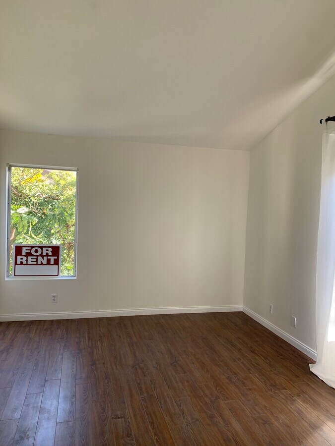 large master bedroom with vaulted ceilings and two windows bring in a lot of natural light - 1244 Cabrillo Park Dr Unidad F