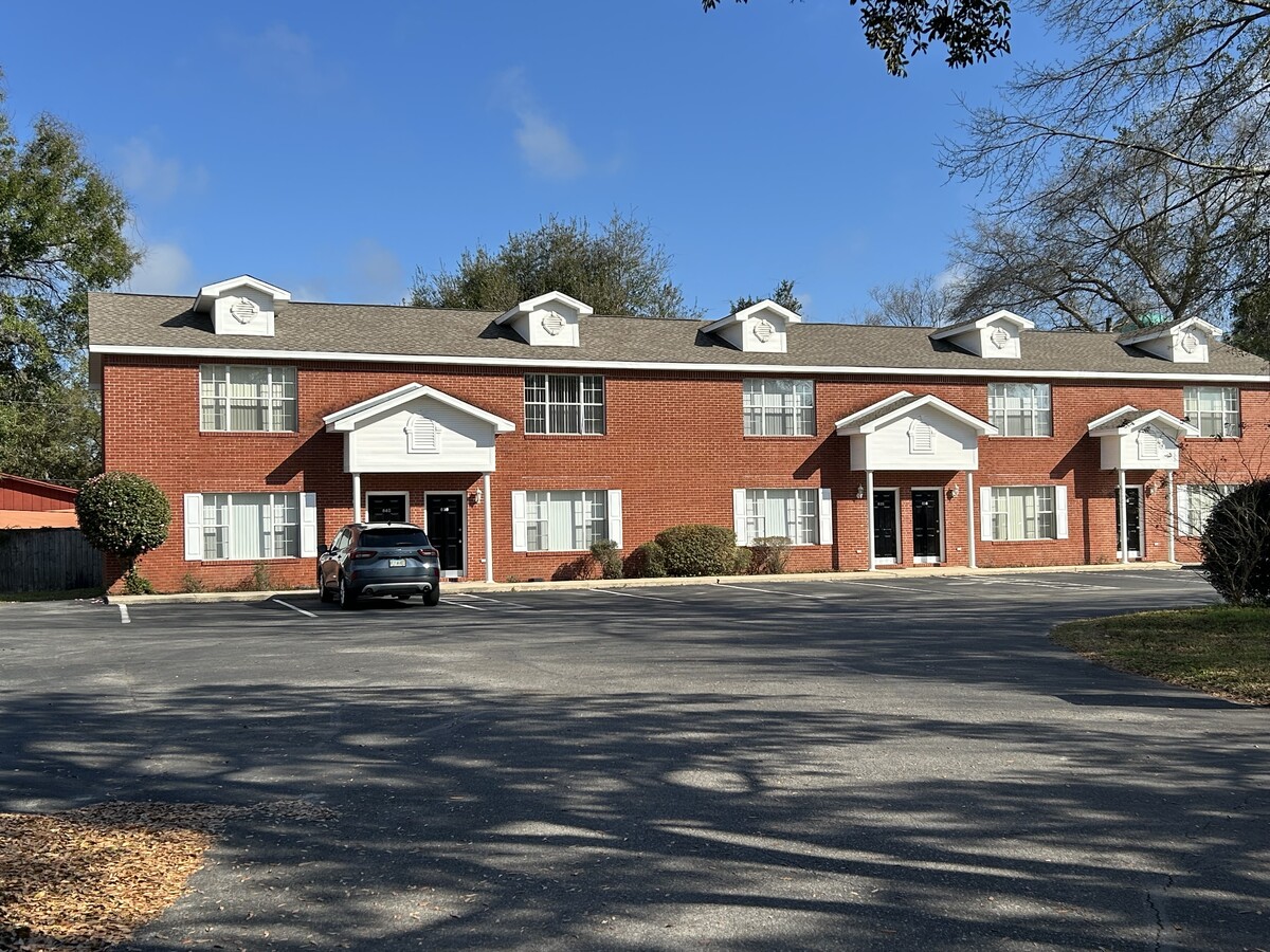 Photo - 836 Stonegate Ct Townhome